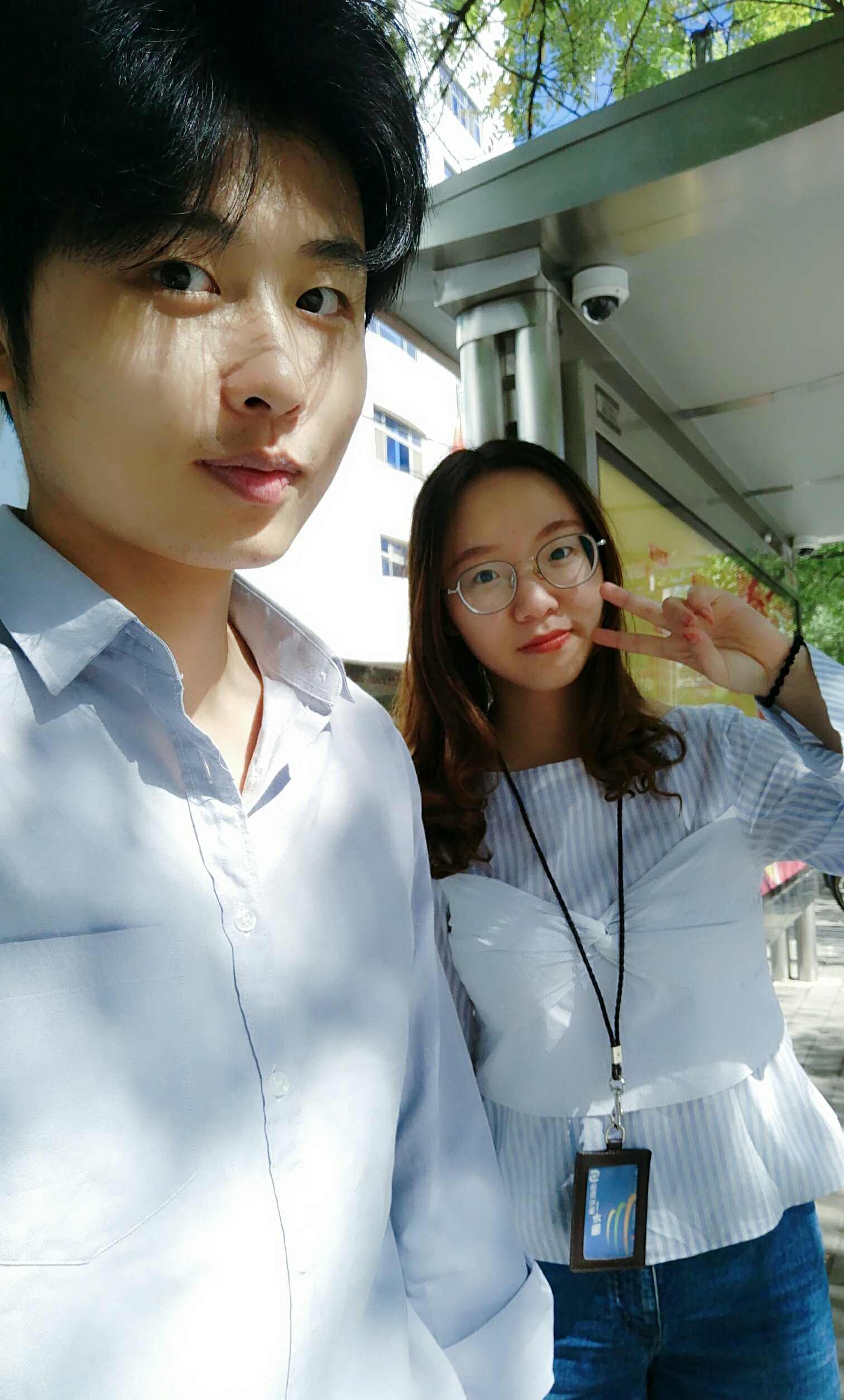 蓝色衬衣情侣装