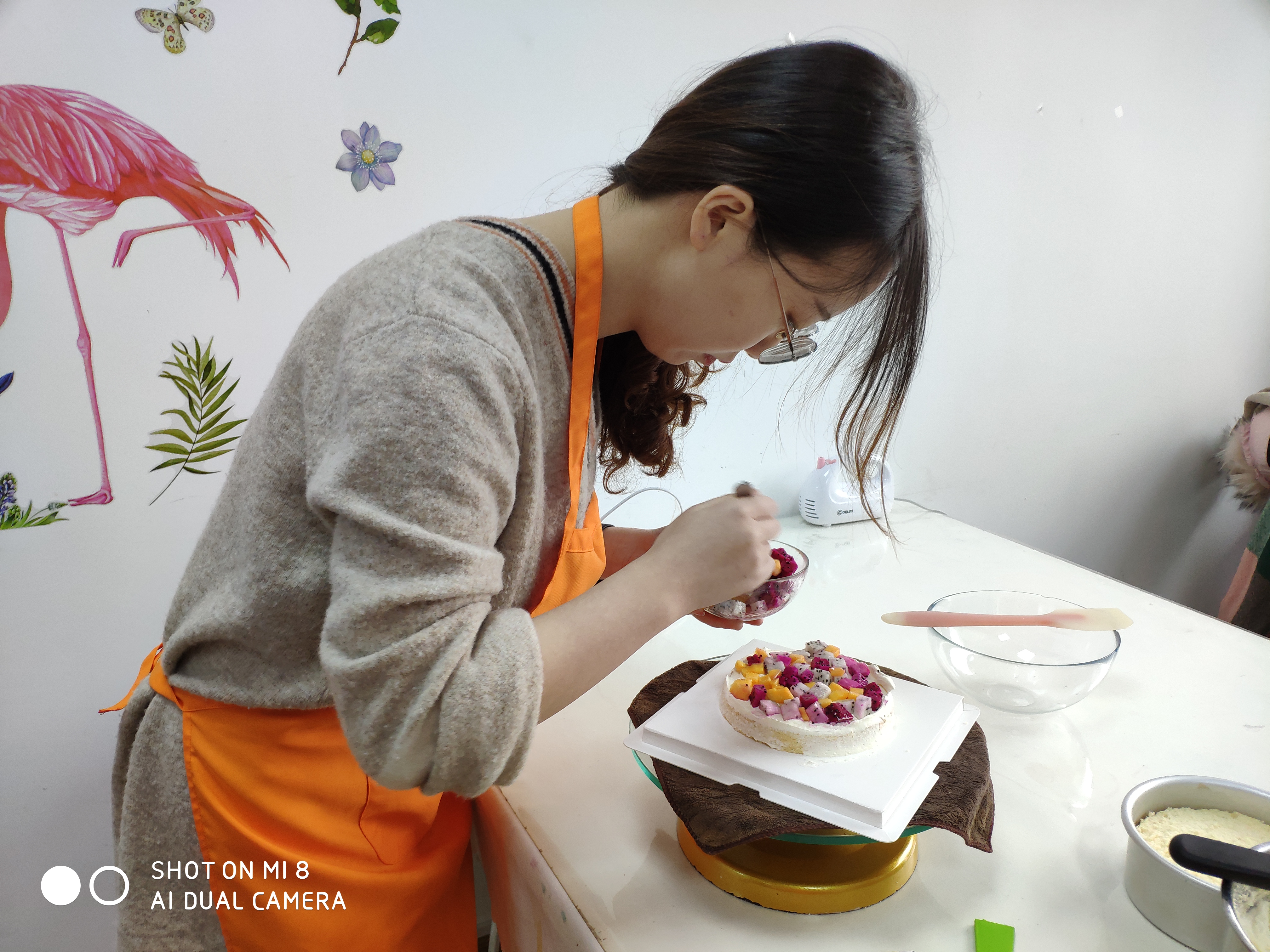 认真做蛋糕的宝宝