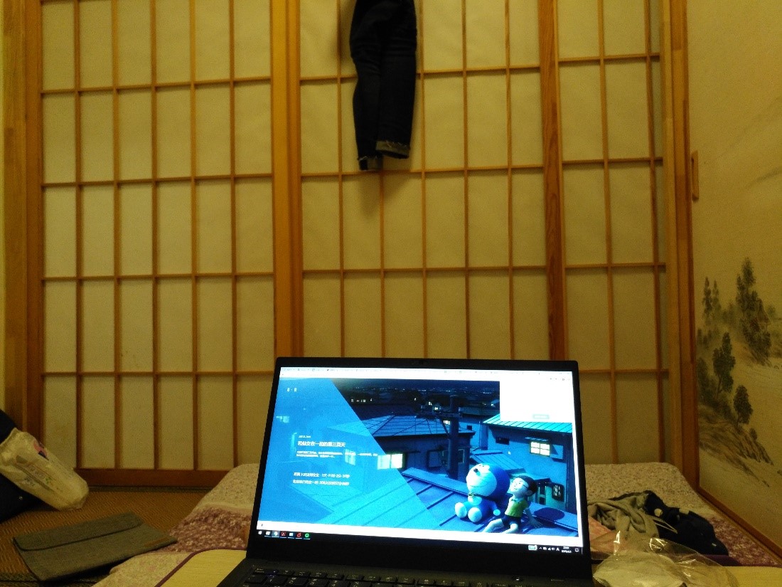 在榻榻米一起看综艺