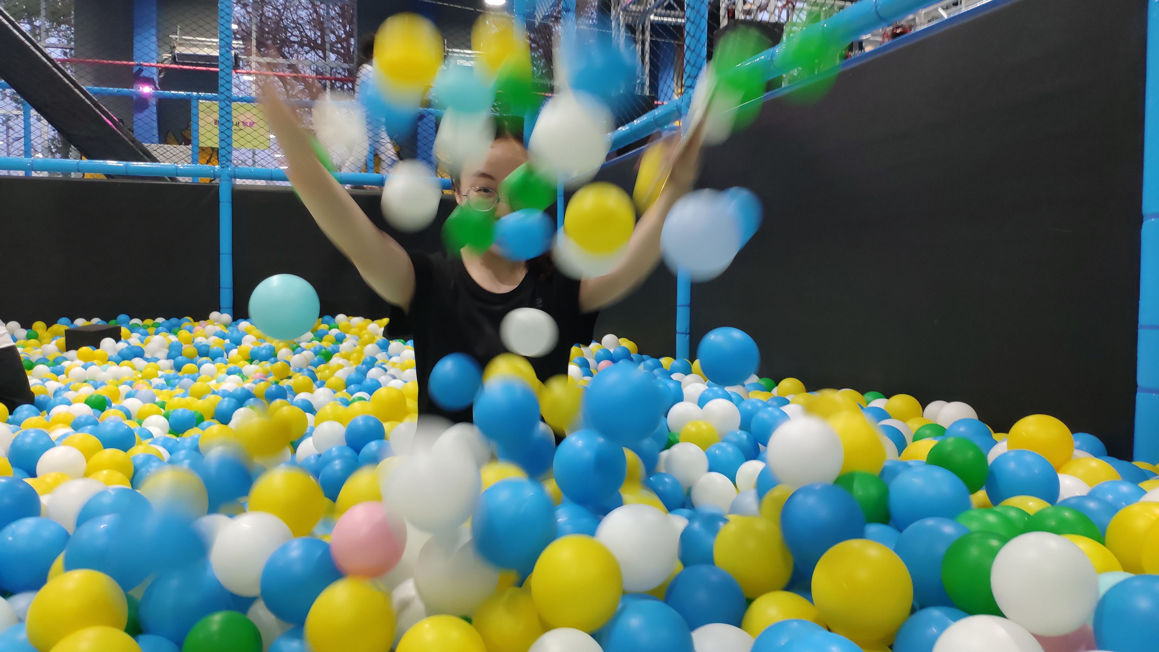 可爱的在玩球的宝宝